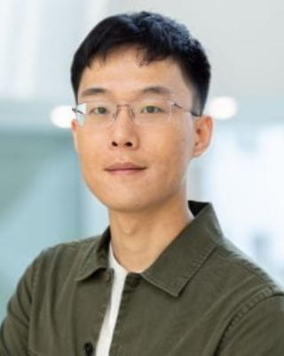  Headshot of Zeguan Wang 